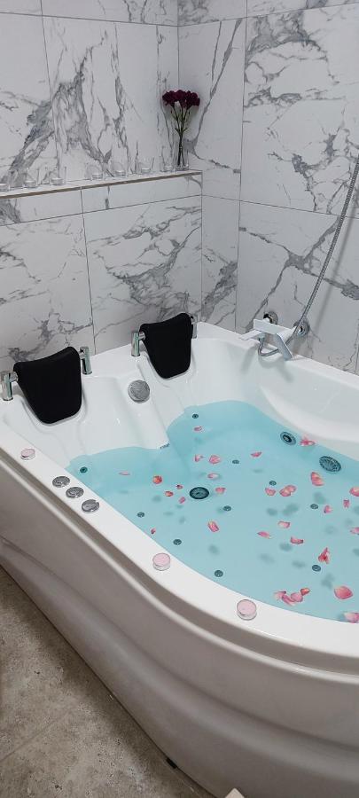 דירות Jacuzzi Belle View Sinaia-Free Parking מראה חיצוני תמונה