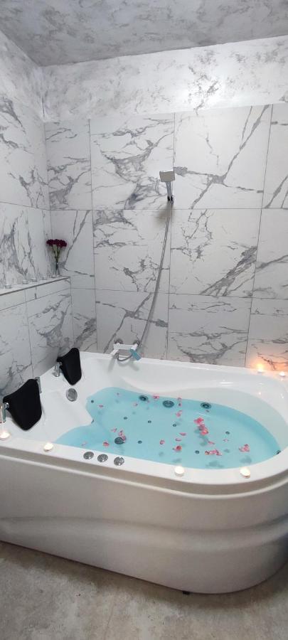 דירות Jacuzzi Belle View Sinaia-Free Parking מראה חיצוני תמונה